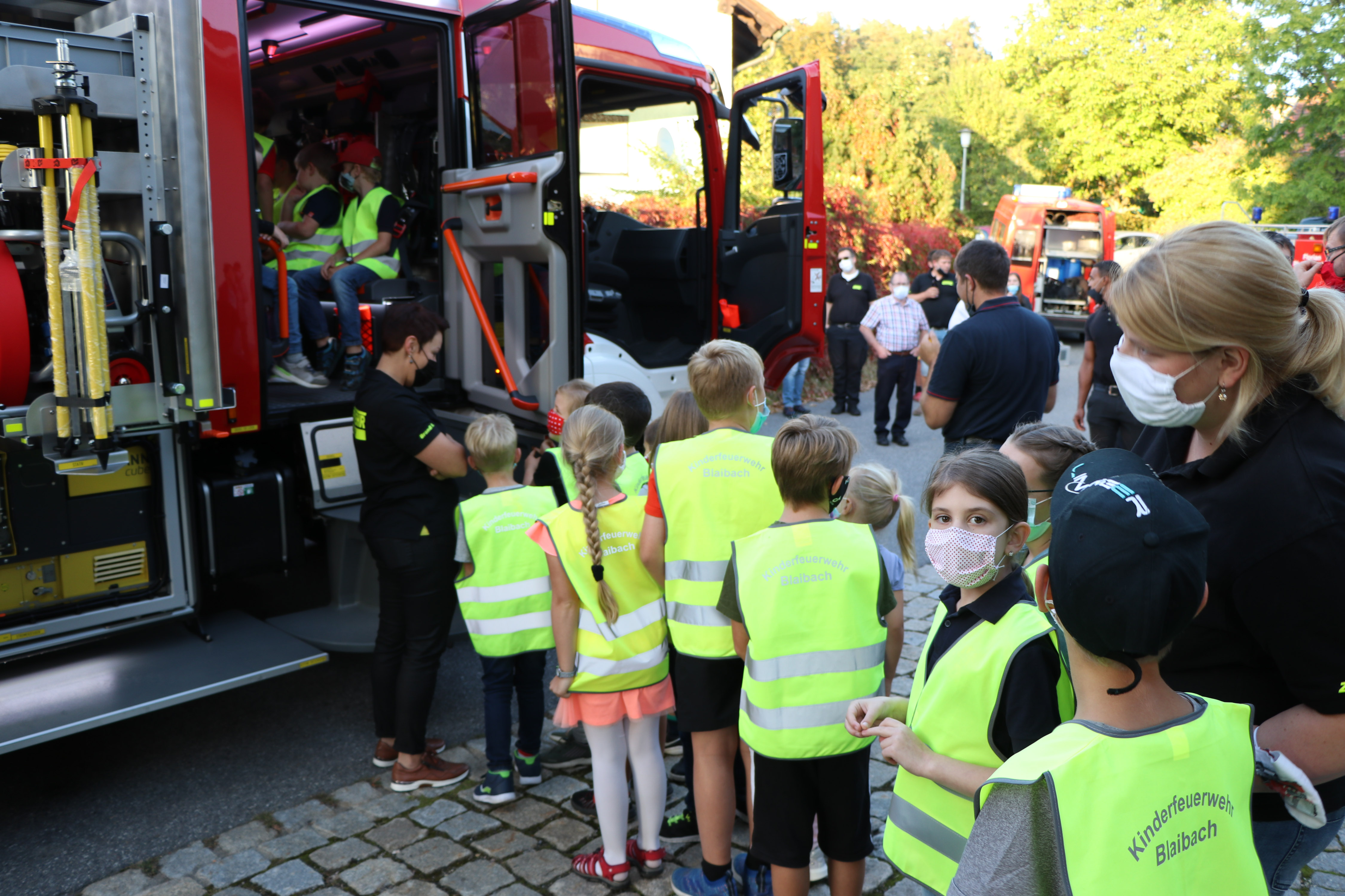 Nicht nur die Kinderfeuerwehr bestaunte das neue Fahrzeug