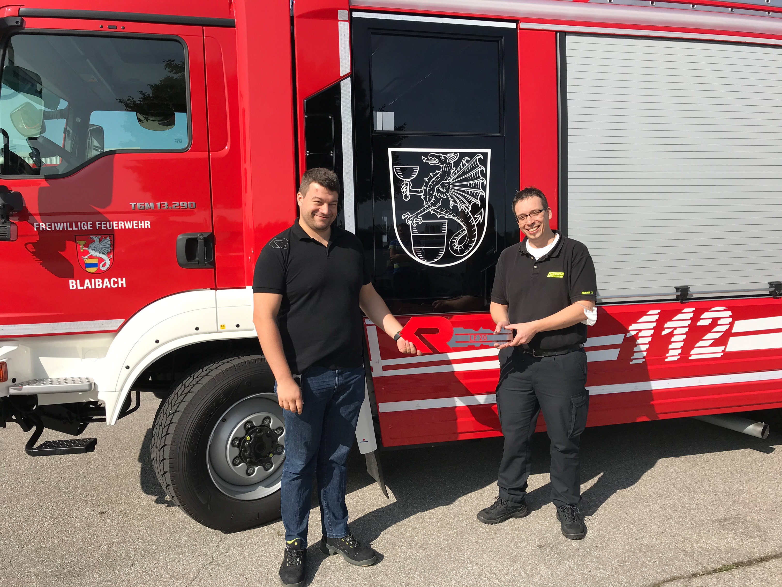 Schlüsselübergabe - links Andreas Hofbauer, Fa. Rosenbauer