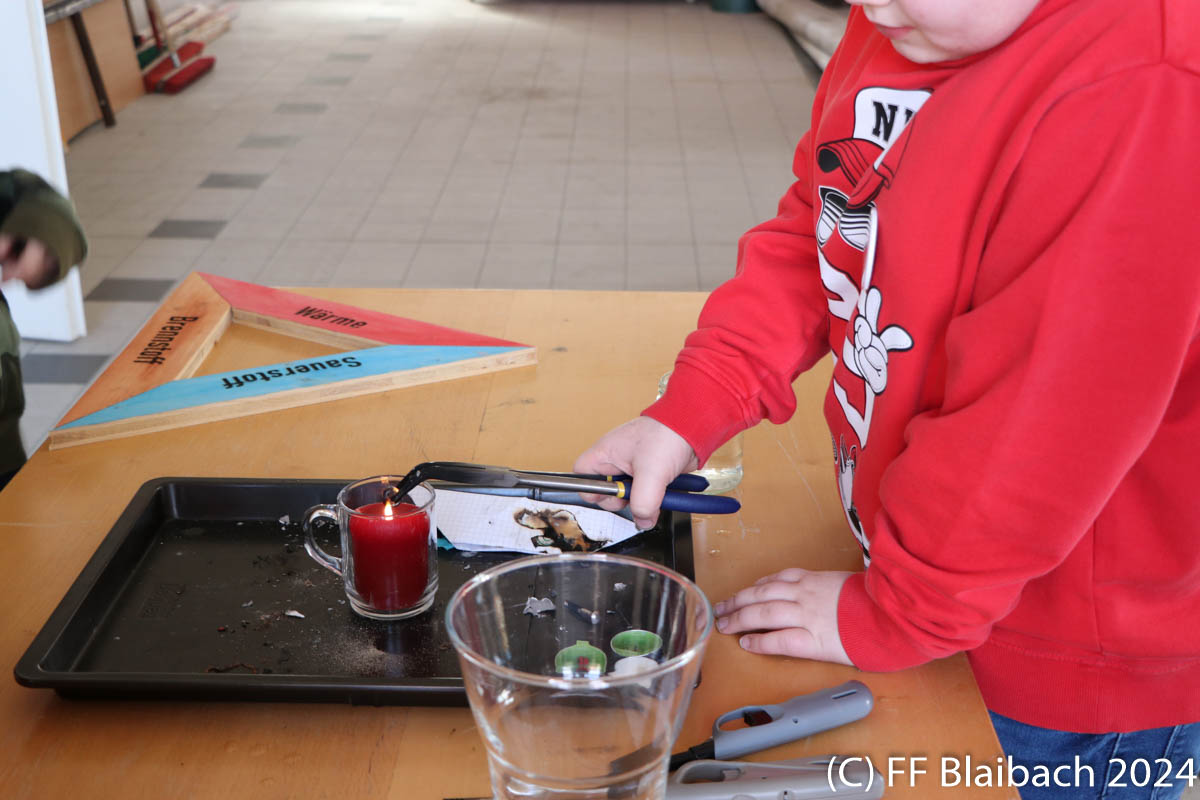 Kinderfeuerwehr experimentiert