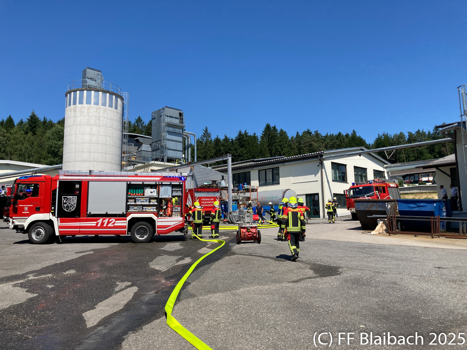 Schwelbrand in einem Sägespänebunker in Neukolmberg
